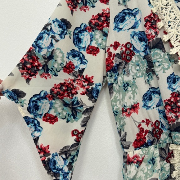 Love Culture Floral and Lace Romper NWT size Medium - Picture 2 of 11